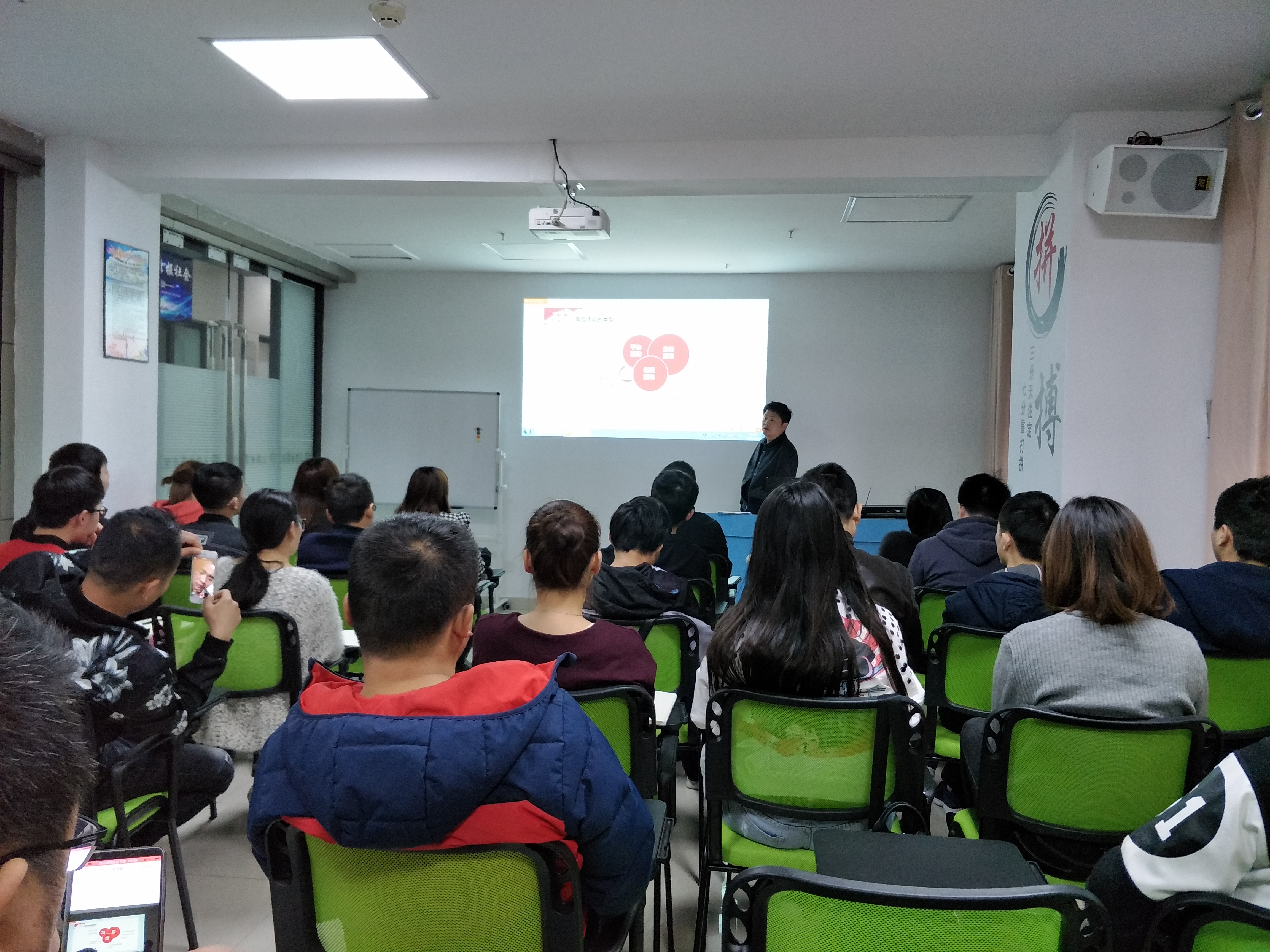 義烏阿里巴巴培訓(xùn)，三維電商學(xué)院阿里1688誠(chéng)信通培訓(xùn)新開(kāi)班了。每天早中晚各一期，實(shí)操授課學(xué)會(huì)為止